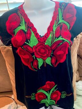Mexican embroidered top, M